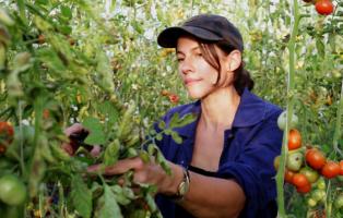 Maria in ihrem Garten